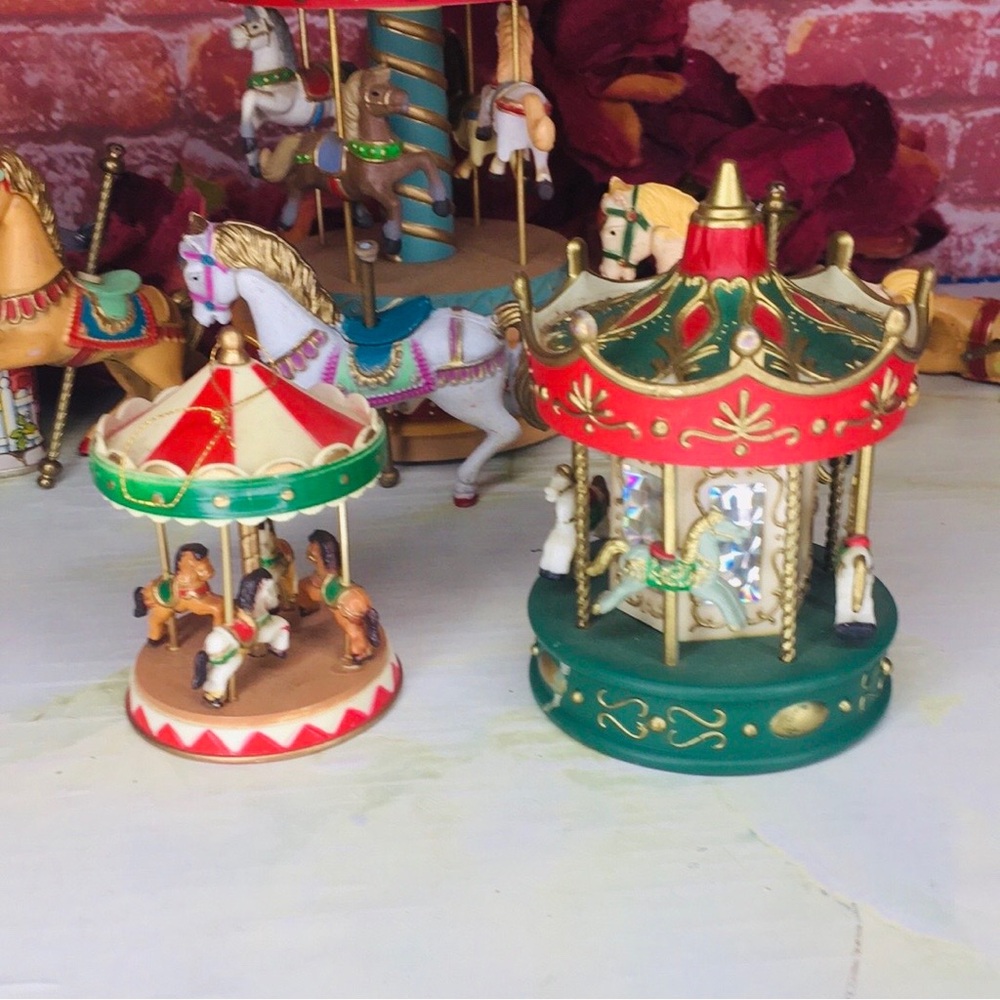 Vintage 80s Enesco  Christmas Carousel Set - Picture 9 of 14